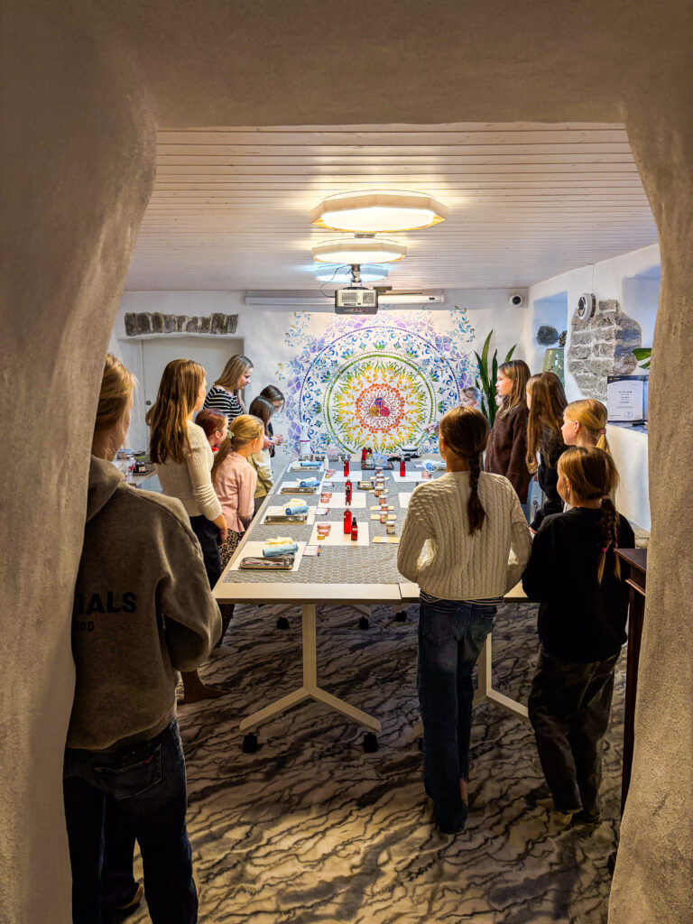 Huuleläike töötuba ja laste sünnipäev valguse varamus